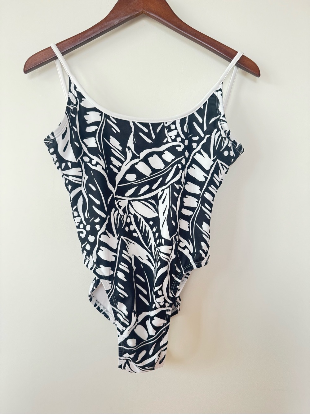 Nike One Piece Swimsuit Women Size 10 Black White Tropical Print Scoop Back